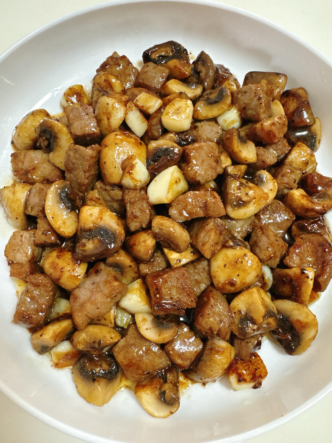 Black Pepper Beef Cubes with White Button Mushrooms