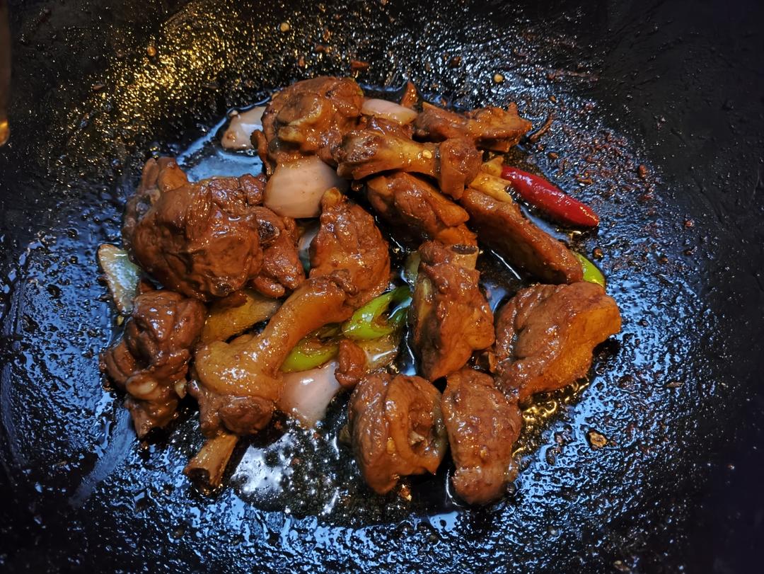 Braised Duck Legs with Bai Zhi (Angelica Dahurica), Galangal, and Curry Powder